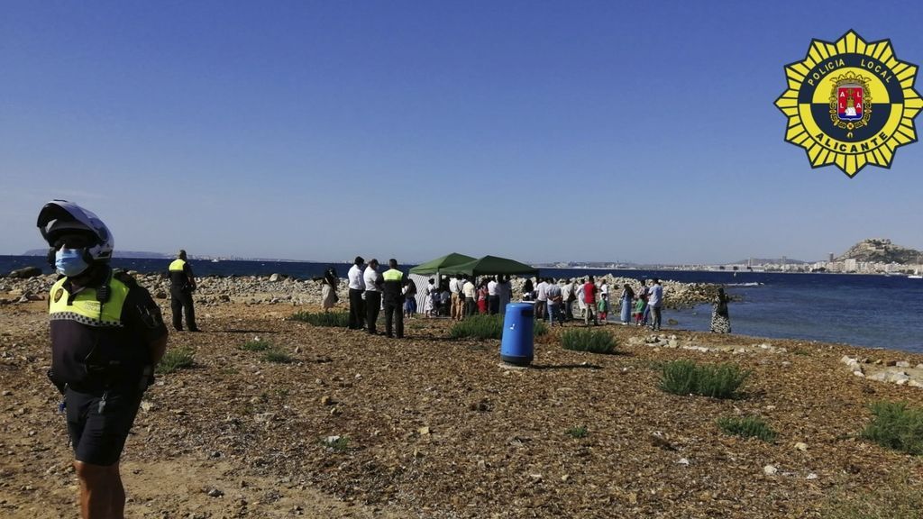 Disuelven un bautizo con más de 30 personas en una playa de Alicante Disuelven un bautizo con más de 30 personas en una playa de Alicante