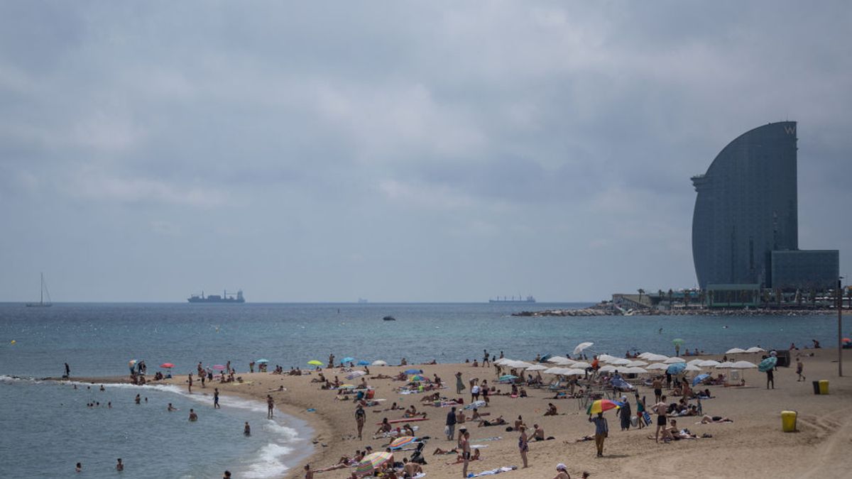 EuropaPress_3254243_28_july_2020_spain_barcelona_bathers_are_seen_at_the_barcelona_beach_due_to (1) EuropaPress_3254243_28_july_2020_spain_barcelona_bathers_are_seen_at_the_barcelona_beach_due_to (1)