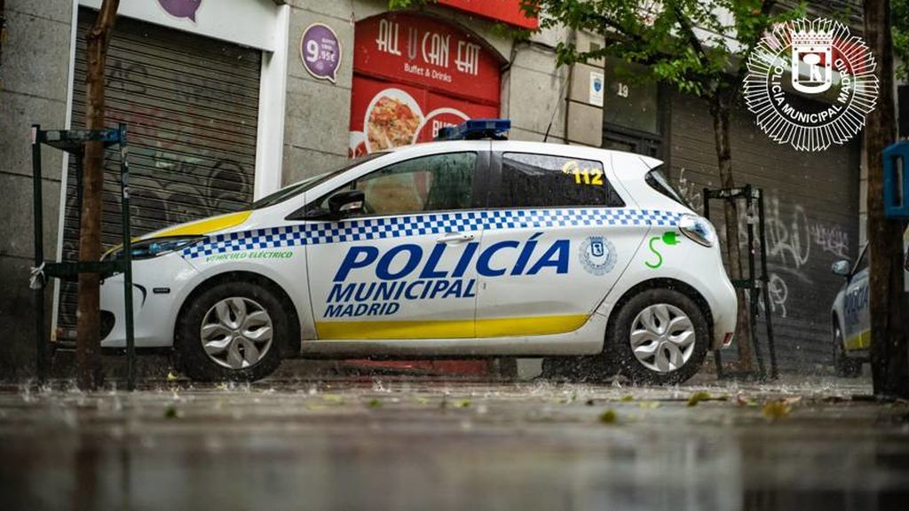 Detenido en Madrid por agredir a los policías tras negarse a llevar la mascarilla : "No pienso usarla" Detenido en Madrid por agredir a los policías tras negarse a llevar la mascarilla : "No pienso usarla"