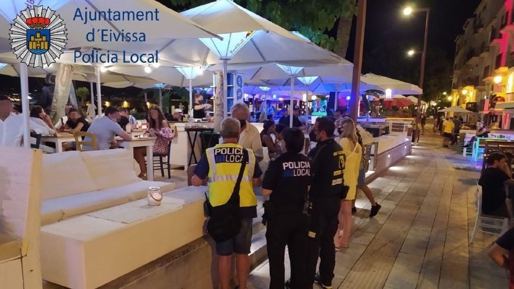 La Policía Local de Ibiza interviene un botellón en la playa con 50 personas La Policía Local de Ibiza interviene un botellón en la playa con 50 personas