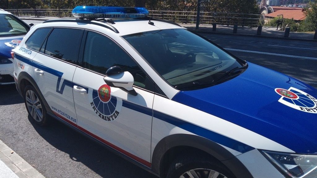 Un detenido y siete investigados por agredir a los ertzainas que intentaban disolver un botellón en Mundaka Un detenido y siete investigados por agredir a los ertzainas que intentaban disolver un botellón en Mundaka