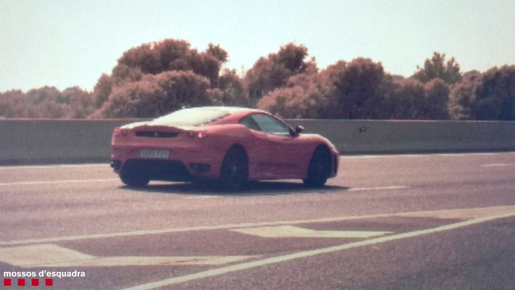Denunciado por conducir a 216 km/h, bajo los efectos del alcohol y con el permiso de conducir suspendido Denunciado por conducir a 216 km/h, bajo los efectos del alcohol y con el permiso de conducir suspendido