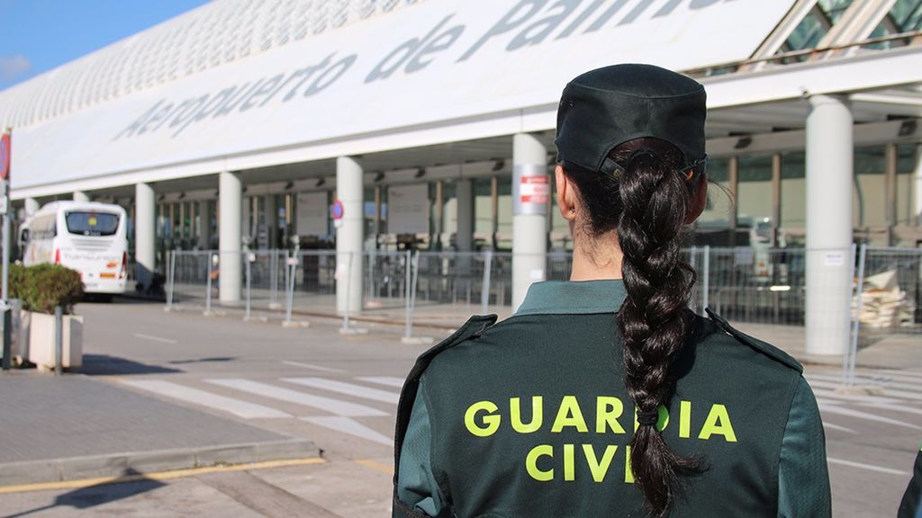 Detenido un pasajero de un avión que arrancó la oreja de un mordisco a otro a su llegada a Palma desde Inglaterra Detenido un pasajero de un avión que arrancó la oreja de un mordisco a otro a su llegada a Palma desde Inglaterra