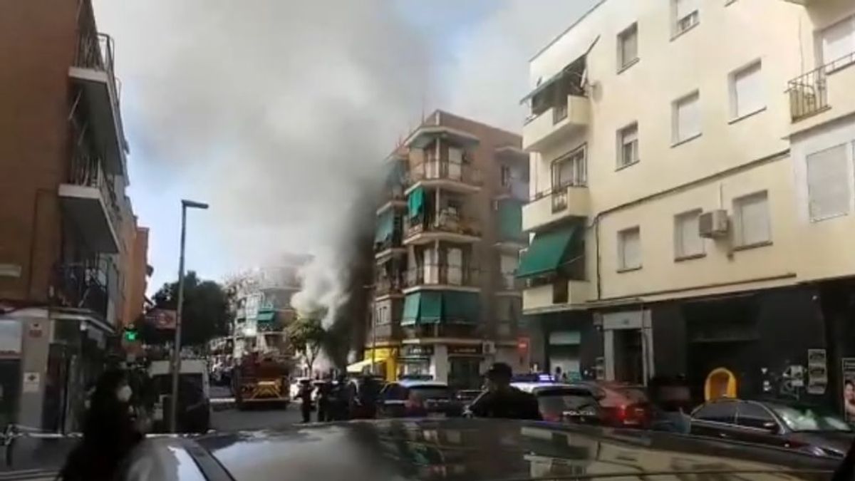 Aparatoso incendio en una de las zonas restringidas de Carabanchel, en Madrid