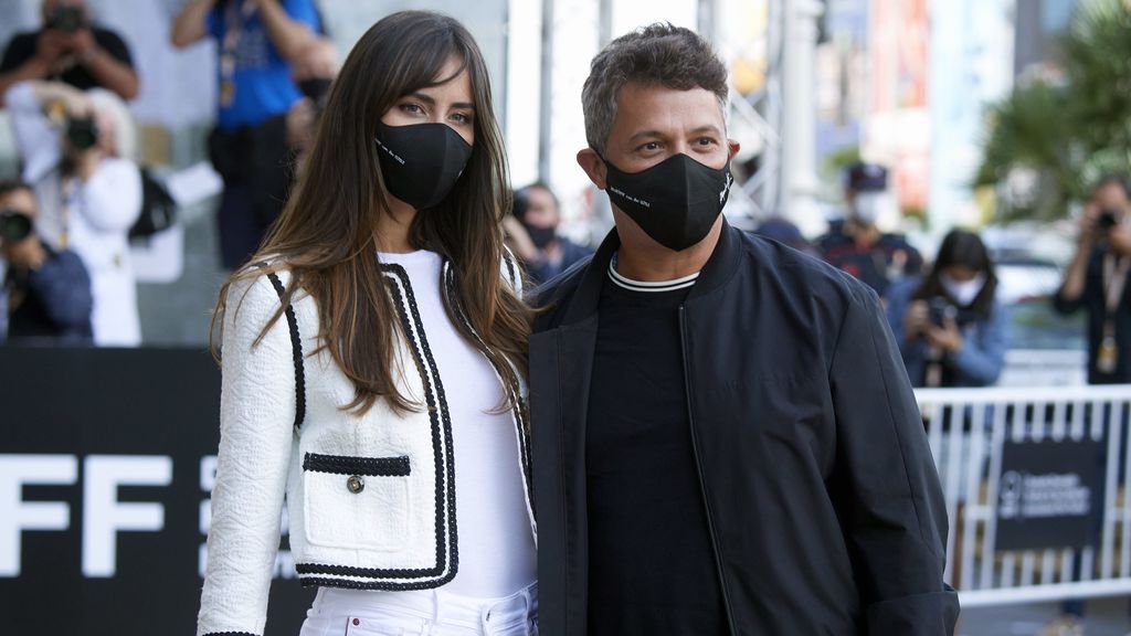 Alejandro Sanz posa con Rachel Valdés y su hija Manuela en el festival de San Sebastián
