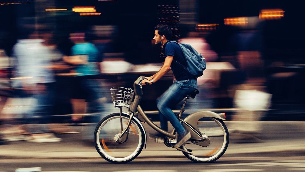 Hombre en bicicleta por ciudad.