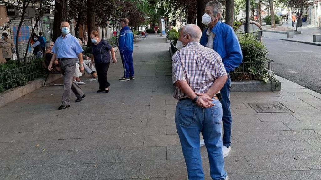 El lío de los vecinos de Villaverde: "Esto es como el gueto de Varsovia, que nos pongan una estrellita para saber si estamos confinados o no" El lío de los vecinos de Villaverde: "Esto es como el gueto de Varsovia, que nos pongan una estrellita para saber si estamos confinados o no"