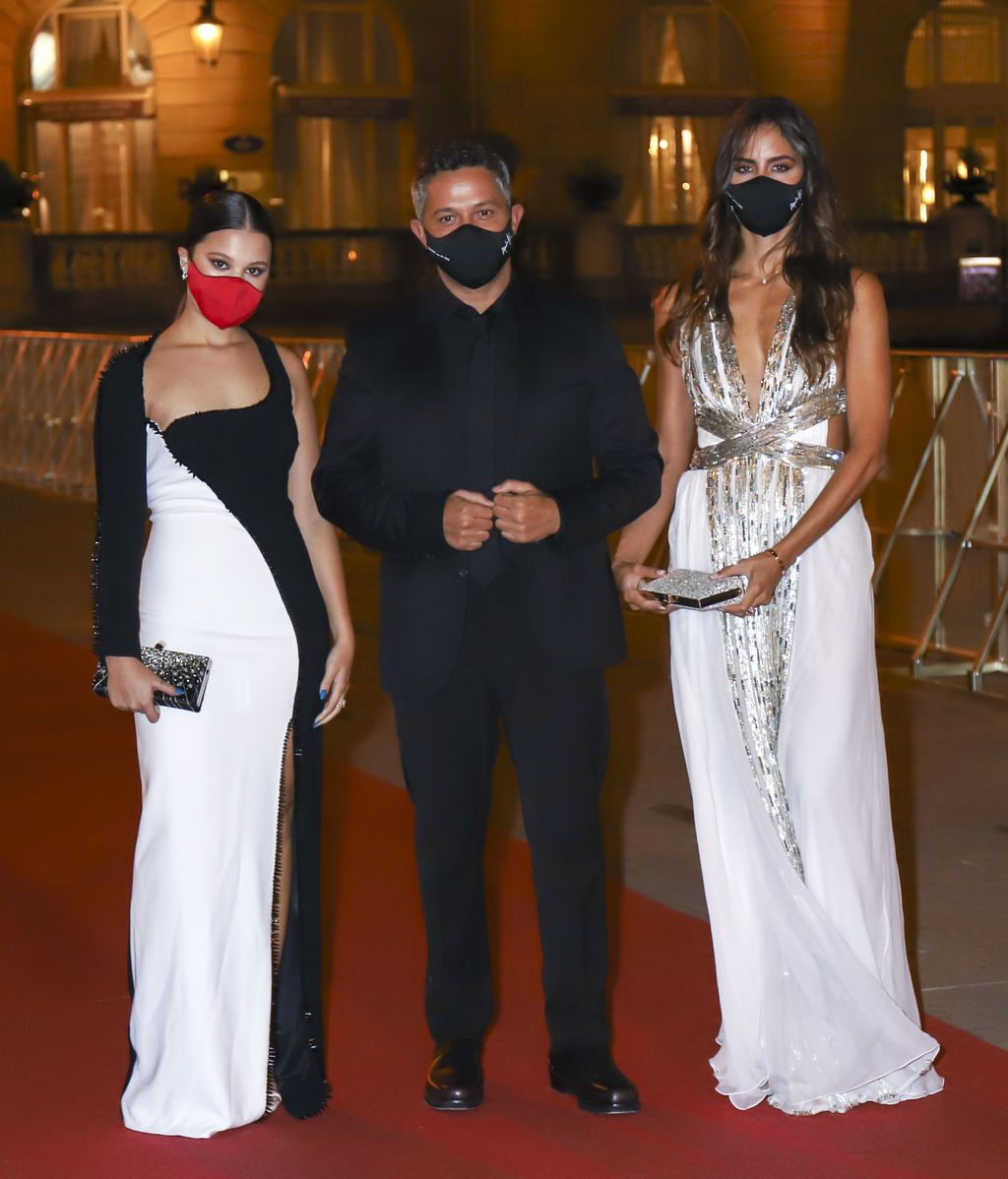 EuropaPress_3330395_alejandro_sanz_hija_manuela_novia_rachel_valdes_alfombra_roja_pelicula