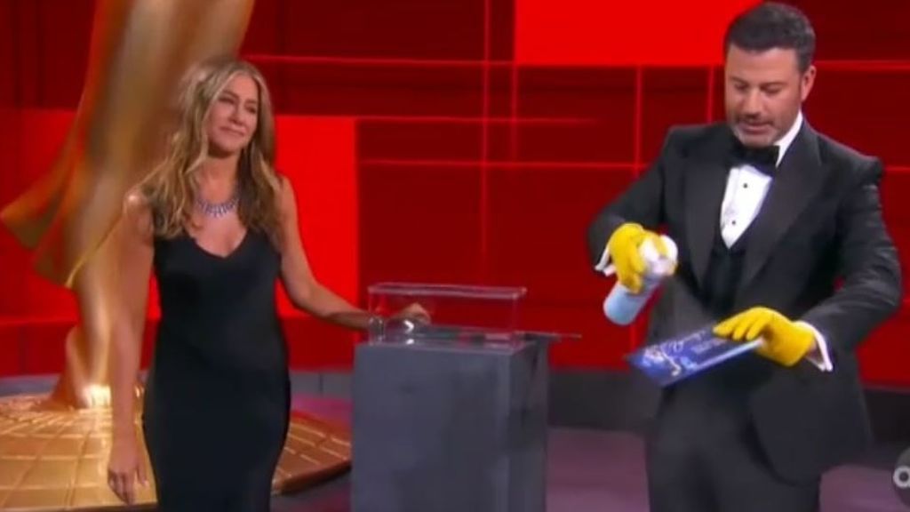 Los Emmy, una gala atípica con presentadores con guantes y gel desinfectante.