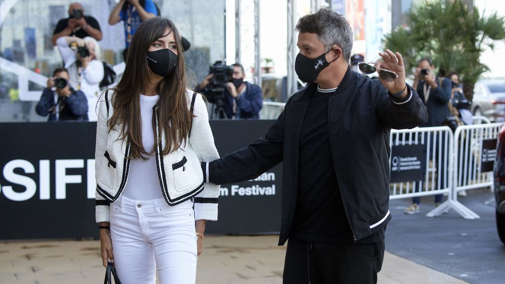 Alejandro Sanz posa con Rachel Valdés y su hija Manuela en el festival de San Sebastián