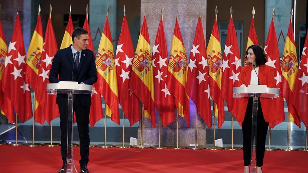 Sánchez y Ayuso comparecen ante la prensa con un fondo de 24 banderas de España y Madrid Sánchez y Ayuso comparecen ante la prensa con un fondo de 24 banderas de España y Madrid