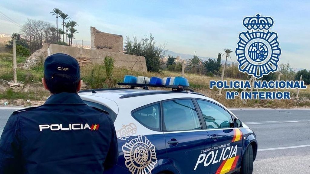 Encuentran el cadáver de una mujer con la cabeza ensangrentada junto a un parque infantil de Madrid Encuentran el cadáver de una mujer con la cabeza ensangrentada junto a un parque infantil de Madrid