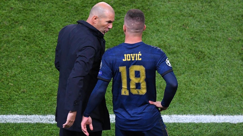 Zidane da instrucciones a Jovic antes de entrar en un partido.