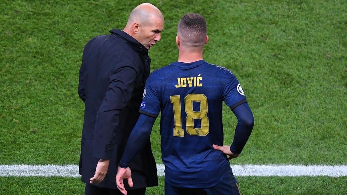 Zidane da instrucciones a Jovic antes de entrar en un partido.