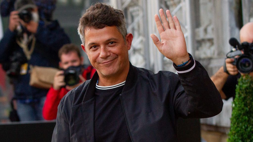 Alejandro Sanz posa con Rachel Valdés y su hija Manuela en el festival de San Sebastián