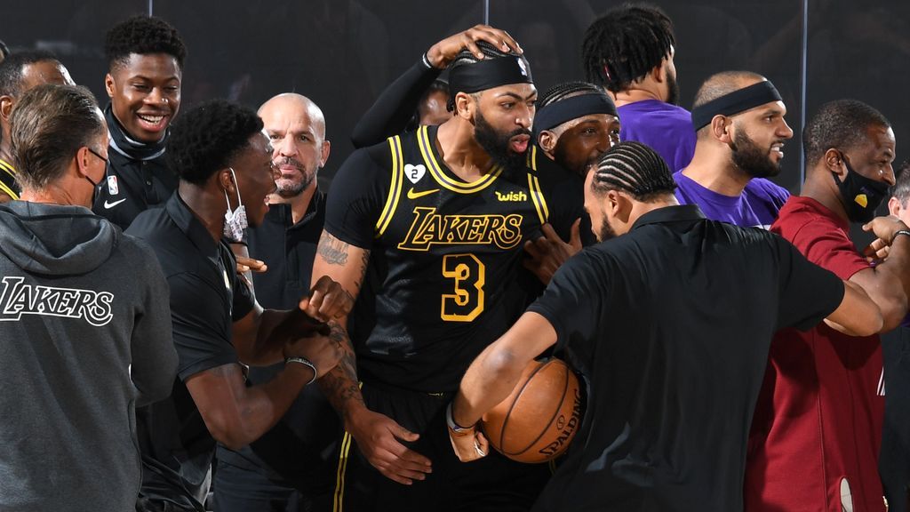 Anthony Davis celebra la victoria de los Lakers.