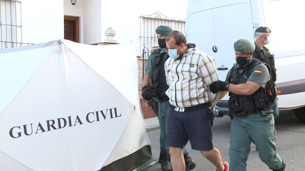 Concluye tras casi diez horas la tercera visita del detenido por la muerte de Manuela Chavero a su domicilio