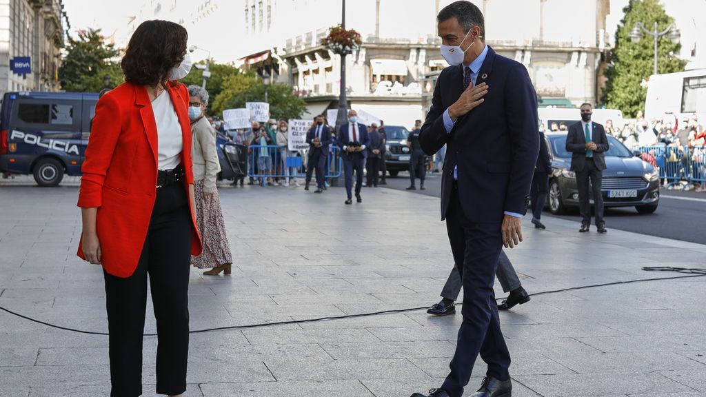 Pedro Sánchez saluda Isable Díaz Ayuso a su llegada a Sol Pedro Sánchez saluda Isable Díaz Ayuso a su llegada a Sol