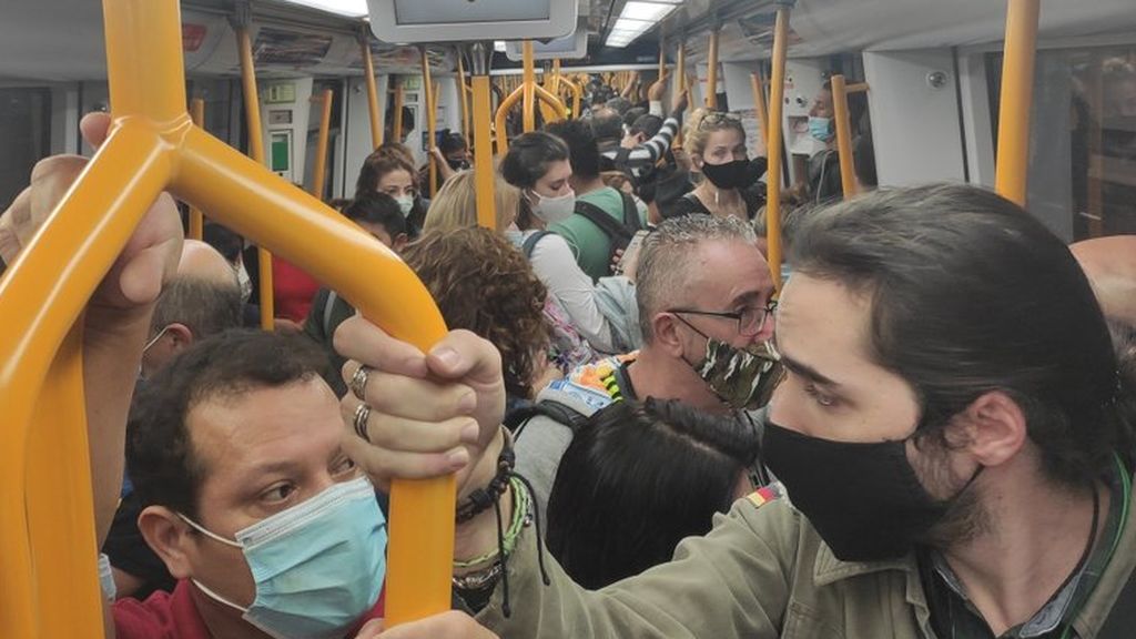 Trenes llenos y poca distancia de seguridad en los barrios confinados de Madrid Trenes llenos y poca distancia de seguridad en los barrios confinados de Madrid
