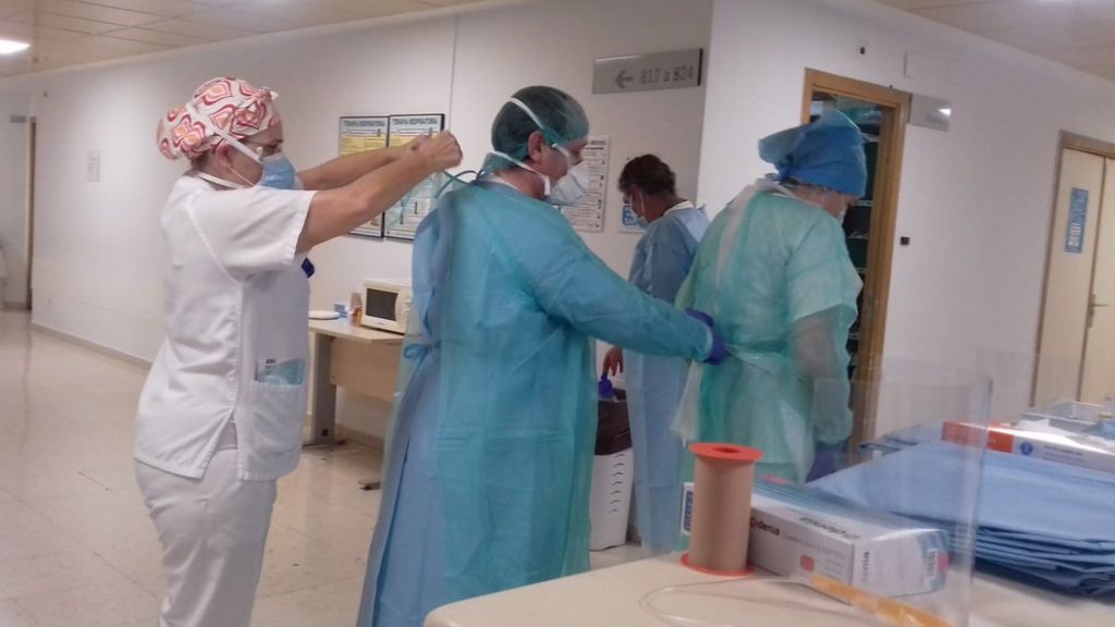 Casi un centenar de personas aisladas tras los dos brotes del Hospital Virgen de las Nieves de Granada Casi un centenar de personas aisladas tras los dos brotes del Hospital Virgen de las Nieves de Granada
