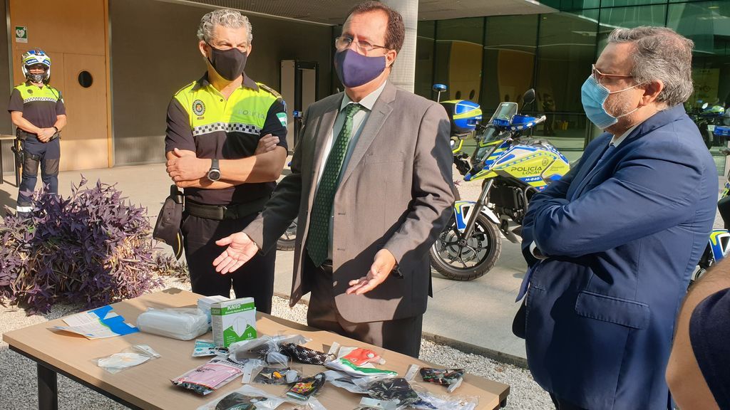Intervienen en Sevilla 665.000 mascarillas que incumplían la norma y falsificaban el logo en dos centros de distribución Intervienen en Sevilla 665.000 mascarillas que incumplían la norma y falsificaban el logo en dos centros de distribución