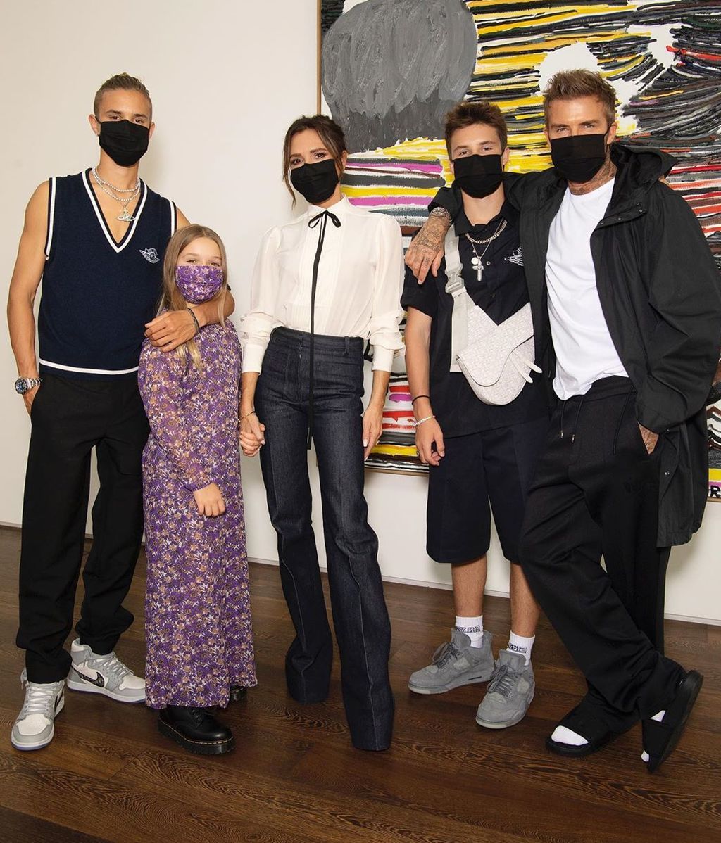 Los Beckham posan con sus macarillas