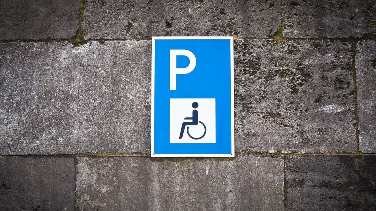 Cárcel y multa de 1.620 euros por aparcar en una plaza de movilidad reducida con una tarjeta falsa