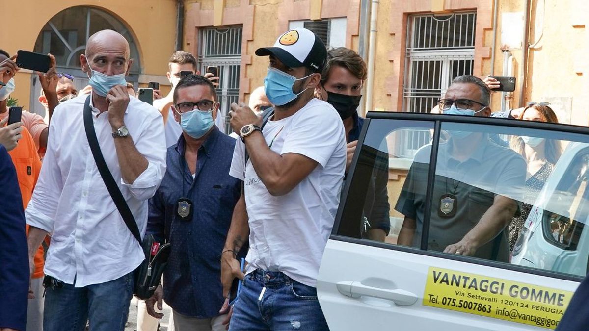 La Policía italiana cree que Luis Suárez sabía las preguntas del examen antes de hacerlo: se ha abierto una investigación por fraude La Policía italiana cree que Luis Suárez sabía las preguntas del examen antes de hacerlo: se ha abierto una investigación por fraude