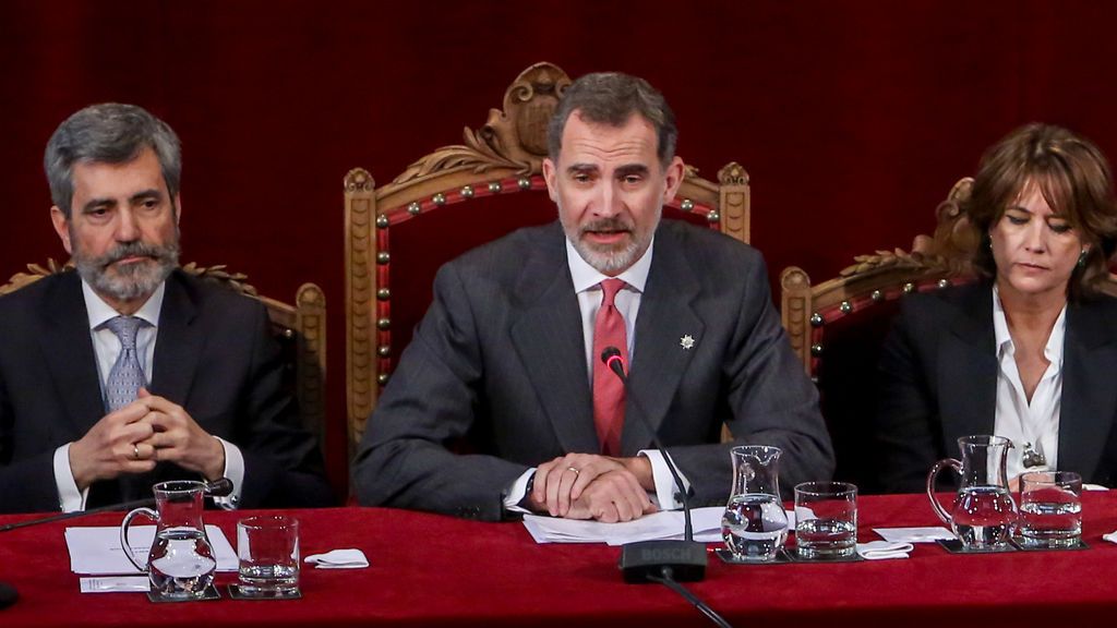 Versiones contradictorias sobre la ausencia del rey a la entrega de despachos judiciales en Barcelona Versiones contradictorias sobre la ausencia del rey a la entrega de despachos judiciales en Barcelona