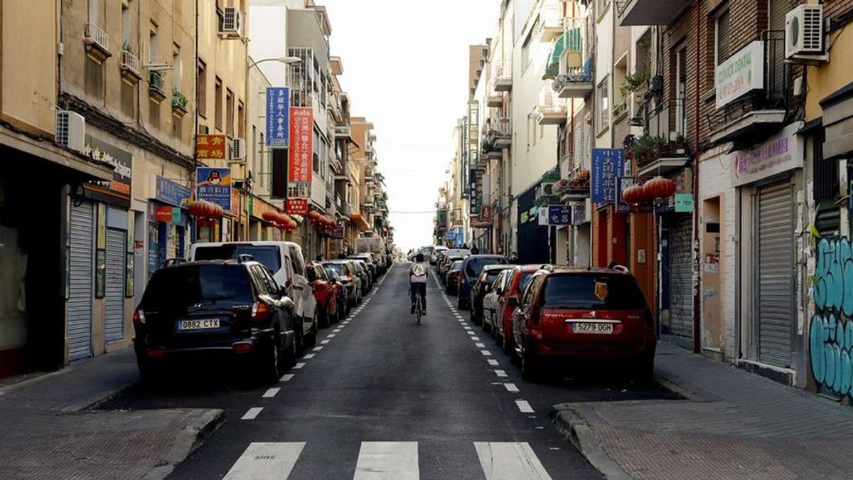 Una calle desierta en Usera, uno de los distritos con movilidad restringida en Madrid