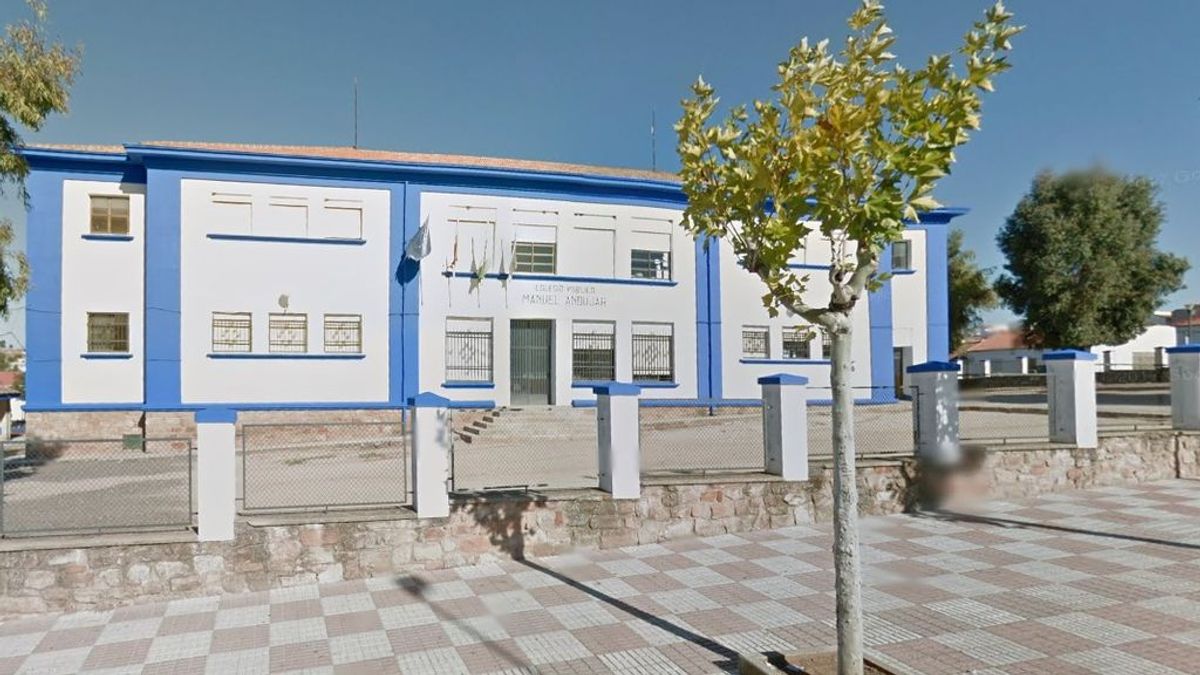 Detenido un padre en Jaén tras toser en la cara y agredir a la directora de un colegio que registró un caso de coronavirus Detenido un padre en Jaén tras toser en la cara y agredir a la directora de un colegio que registró un caso de coronavirus