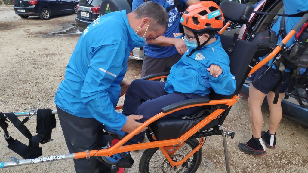 Álvaro, un niño con parálisis cerebral, cumple su sueño de subir al pico más alto de Málaga