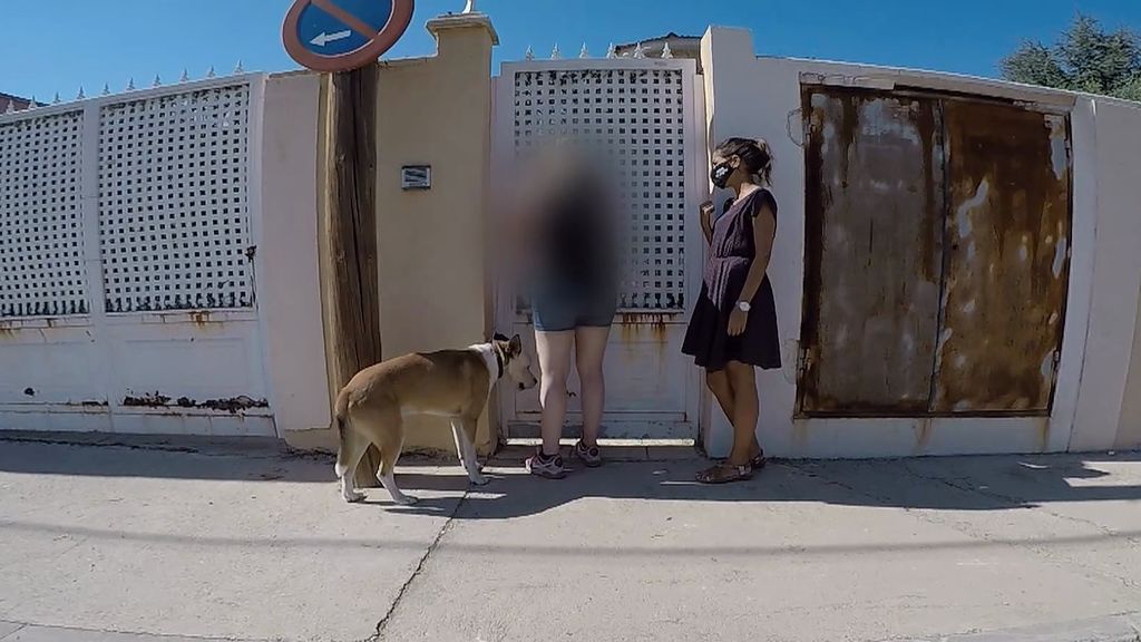 Okupa amenaza con el perro a la reportera