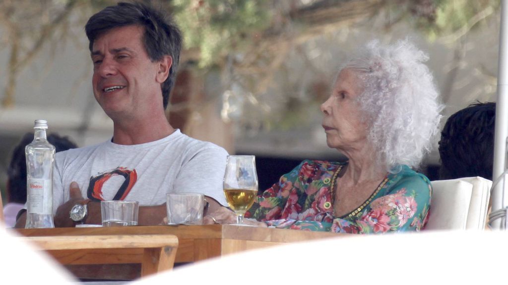 Cayetano junto a la duquesa de Alba, su madre