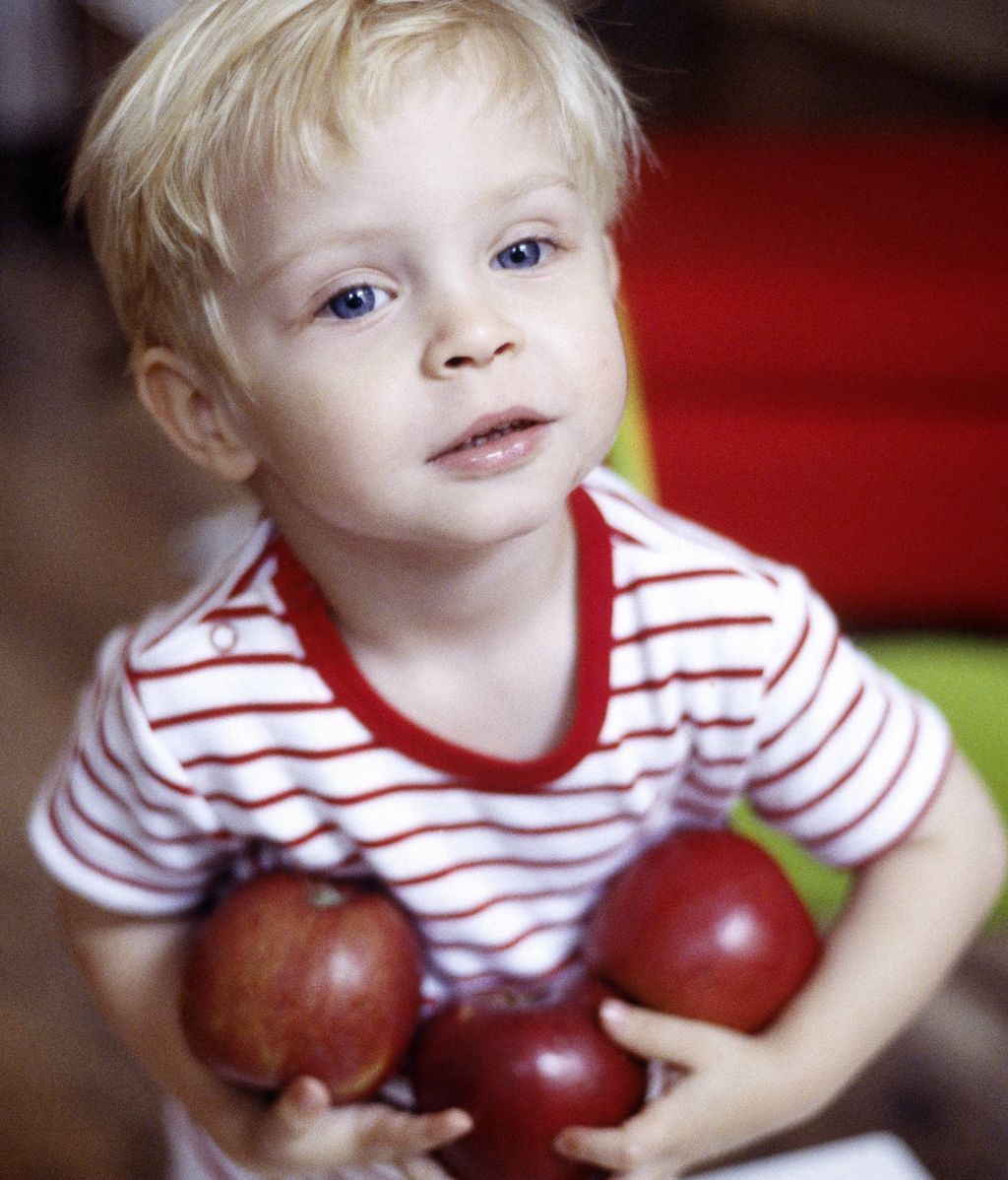 NIÑO-MANZANAS-CORDONPRESS