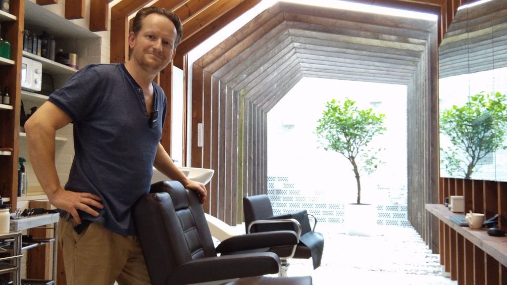 Confinado en su barbería tras dar positivo un cliente: “Volveré a abrir con miedo. Otra cuarentena y cierro para siempre” Confinado en su barbería tras dar positivo un cliente: “Volveré a abrir con miedo. Otra cuarentena y cierro para siempre”