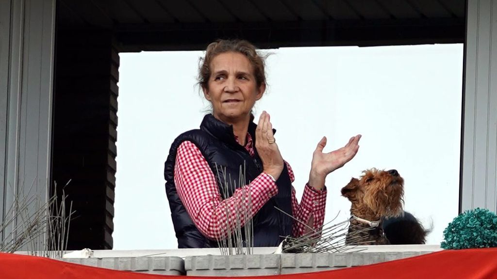 La infanta Elena aplaudiendo desde su balcón