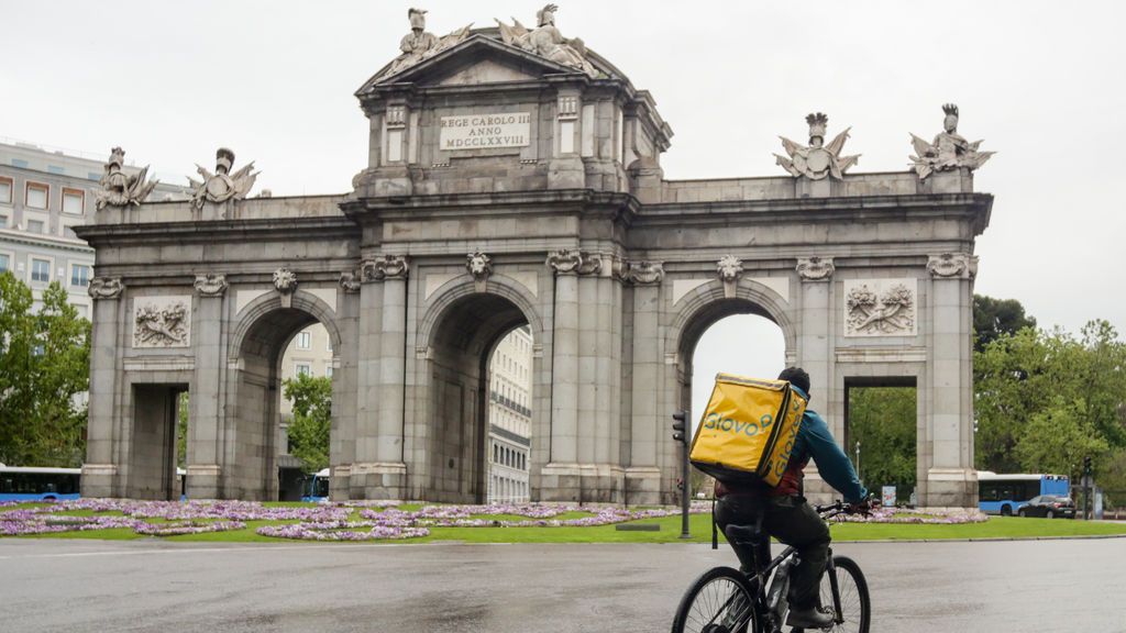 Un rider en la Puerta de Alcalá, en Madrid.