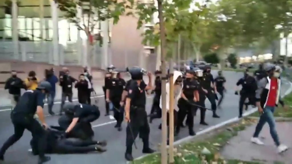 La Policía disuelve con dureza una concentración frente a la Asamblea de Madrid