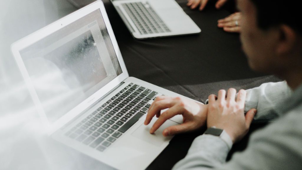 Condenan a 21 meses de prisión a dos hackers universitarios de Valencia por subirse la nota Condenan a 21 meses de prisión a dos hackers universitarios de Valencia por subirse la nota