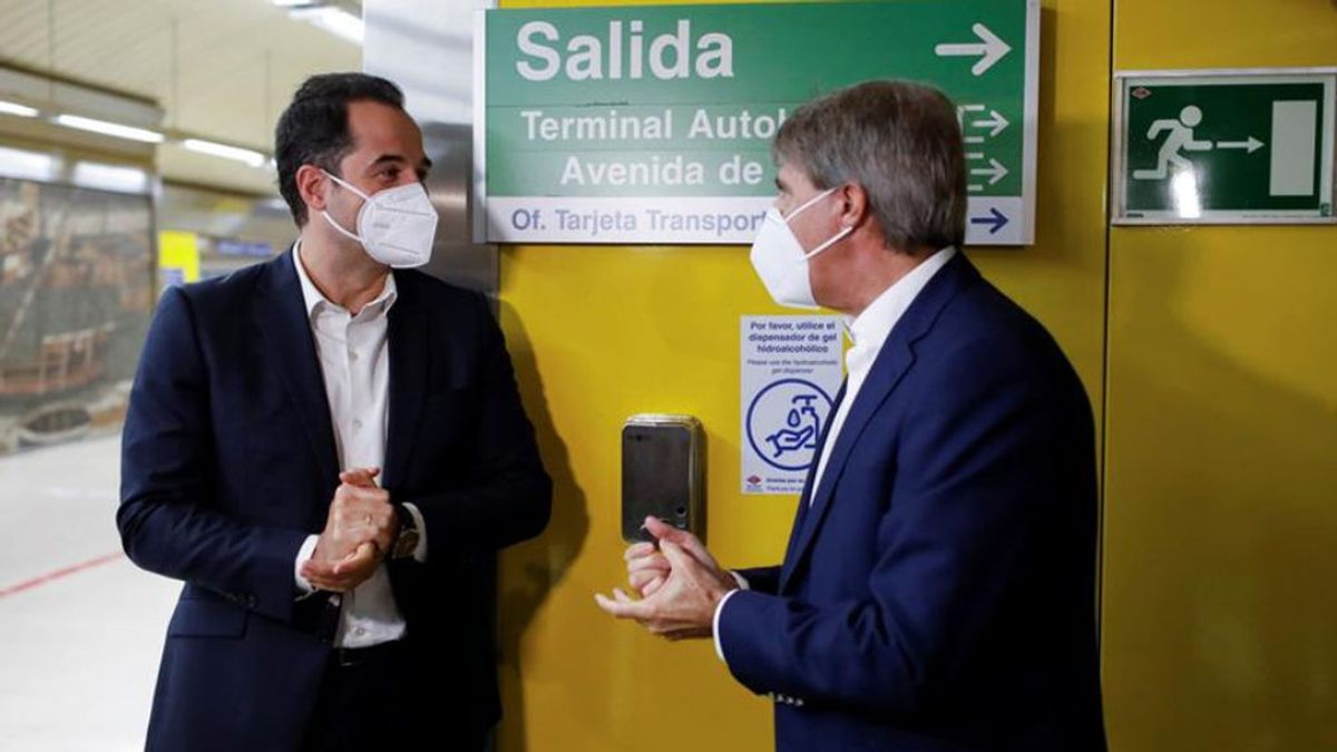 Las 'absurdas' inauguraciones de los políticos: desde el gel hidroalcohólico hasta los aseos de un cementerio Las 'absurdas' inauguraciones de los políticos: desde el gel hidroalcohólico hasta los aseos de un cementerio