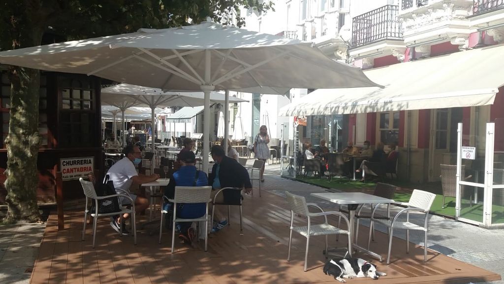 Los vecinos de santoña vuelven a disfrutar de las terrazas de los bares.