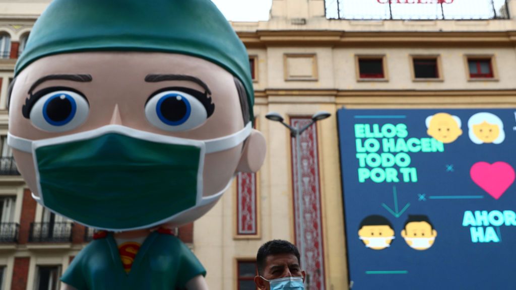 Un muñeco 'supersanitario' preside Callao e irrita a las enfermeras: "No somos héroes con capa y espada" Un muñeco 'supersanitario' preside Callao e irrita a las enfermeras: "No somos héroes con capa y espada"