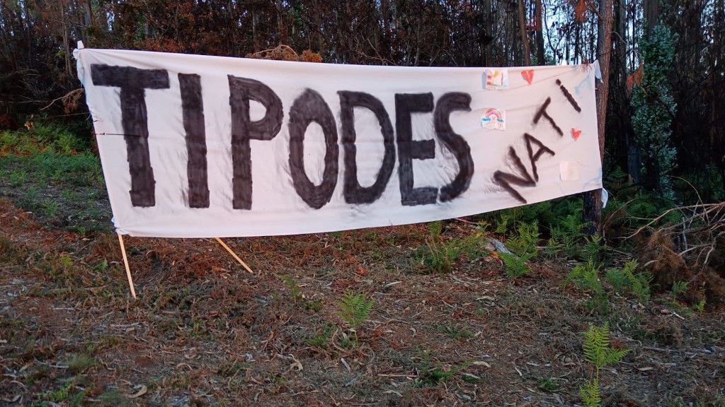 Los familiares de Nati tuvieron que subir a un monte para colocar el cartel