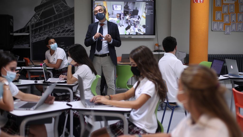 Padres y profesores, sobre la eliminación del máster para ser profesor de secundaria: "Les ha pillado el toro" Padres y profesores, sobre la eliminación del máster para ser profesor de secundaria: "Les ha pillado el toro"