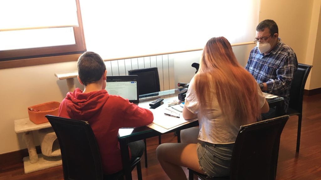 Óscar junto en su hijos que estudian en casa.