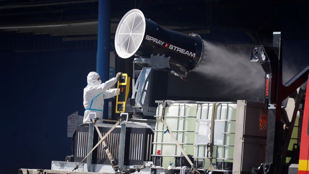 El equipo de la UME utiliza un cañón nebulizador para desinfectar