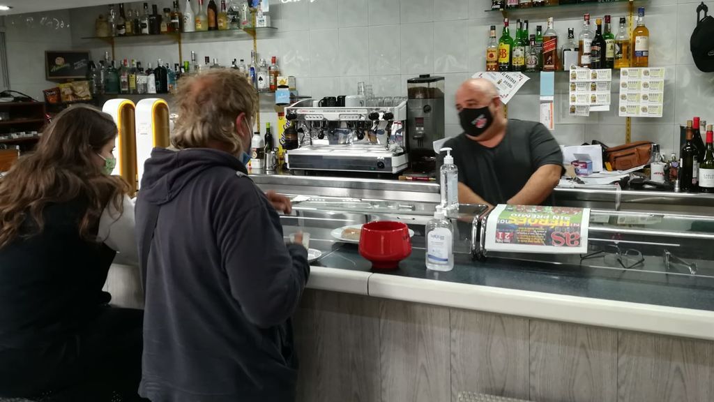 José conversa con sus clientes tras 14 días con el bar cerrado.