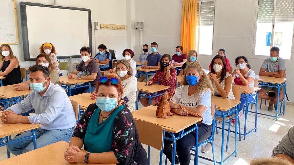 Padres en pupitres en un IES de Huelva