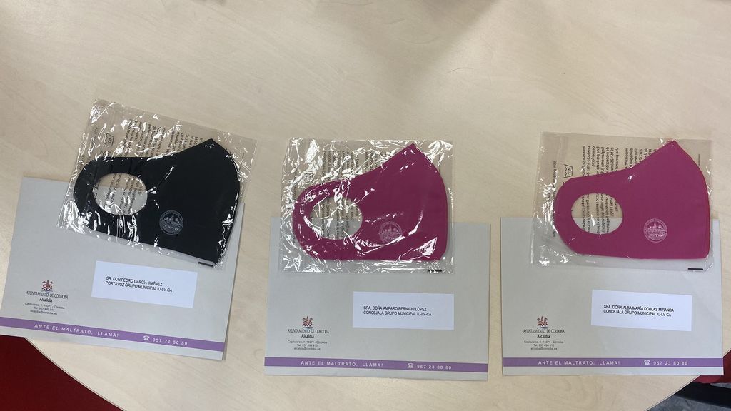 “Rosa para ellas, negro para ellos”: el reparto de mascarillas entre los concejales de Córdoba “Rosa para ellas, negro para ellos”: el reparto de mascarillas entre los concejales de Córdoba